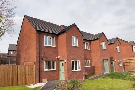 PERFECT FOR CONTRACTORS! - NEXT TO BIRMINGHAM CITY CENTRE - EXQUISITELY BUILT 3-