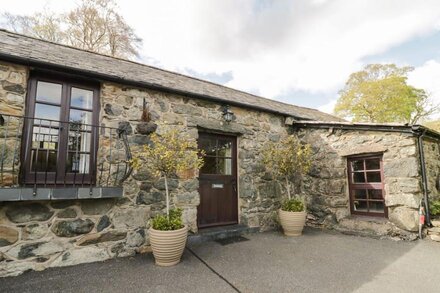 CYFFDY COTTAGE - ARENIG, pet friendly, with a garden in Parc