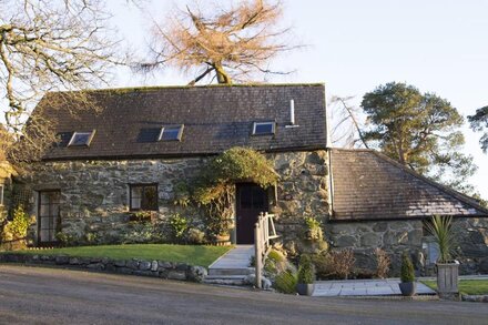 CYFFDY COTTAGE - TEGID, pet friendly, with open fire in Parc