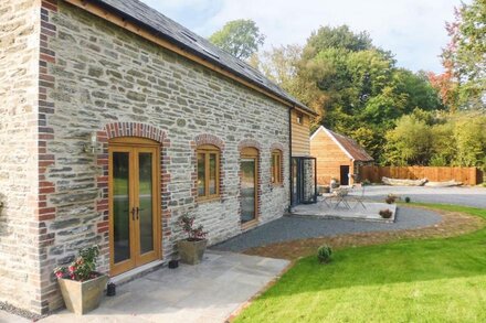 TYNDDOL BARN, family friendly, with hot tub in Llanbadarn Fynydd