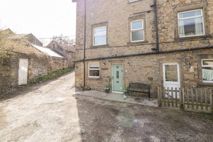 BABBLING BROOK, family friendly, character holiday cottage in Calver