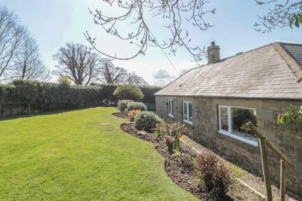 WHINNEY MOOR, pet friendly, with open fire in Alnwick