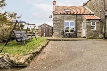 HAWTHORN DALE COTTAGE, romantic, character holiday cottage in Whitby