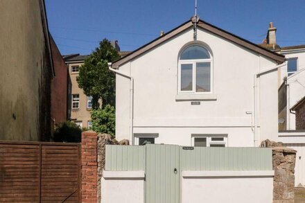 THE OLD SAIL LOFT, pet friendly, character holiday cottage in Torquay