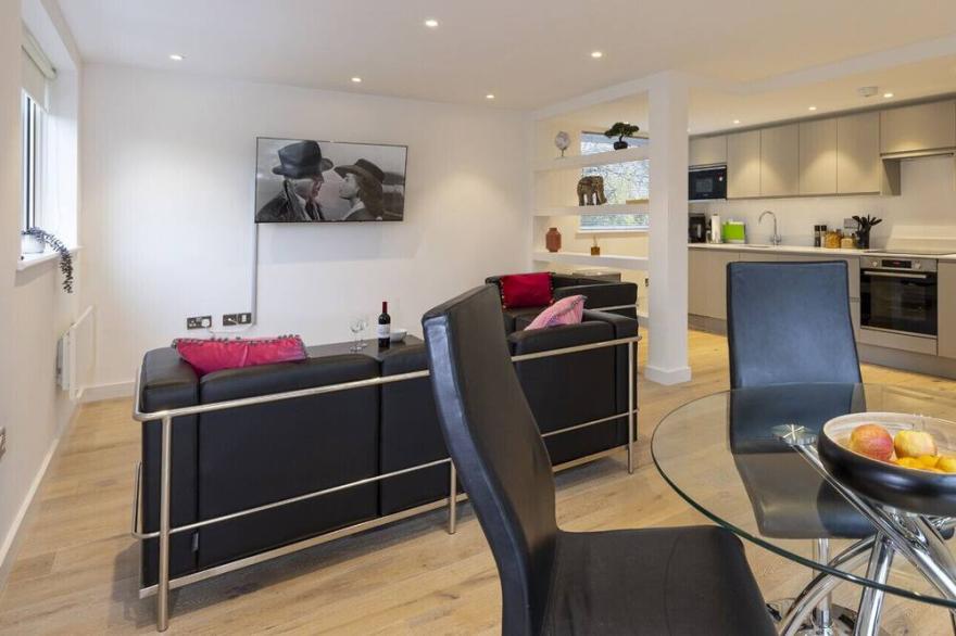 Luxury 2 Bed/2 Bath Apartment in Bath City