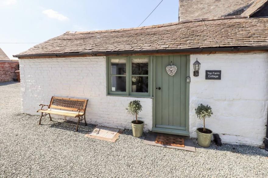 TOP FARM COTTAGE, pet friendly, character holiday cottage in Knockin