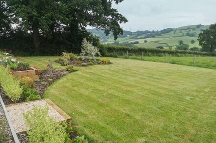 THE COSY COWSHED, pet friendly, character holiday cottage in Dalwood