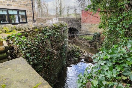 THE COTTAGE, pet friendly, character holiday cottage in Silkstone