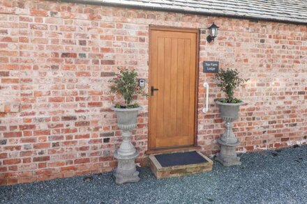 TOP FARM LODGE, pet friendly, character holiday cottage in Knockin