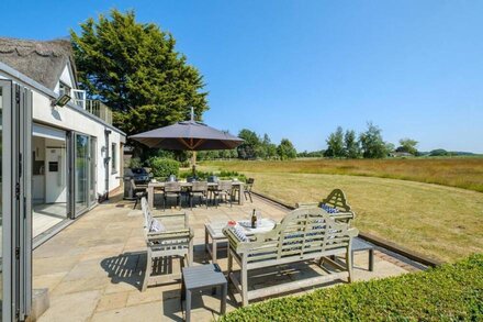 White Cottage, Iken - sleeps 4 guests  in 2 bedrooms