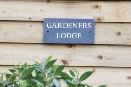 GARDENER'S LODGE, family friendly, luxury holiday cottage in Nantwich