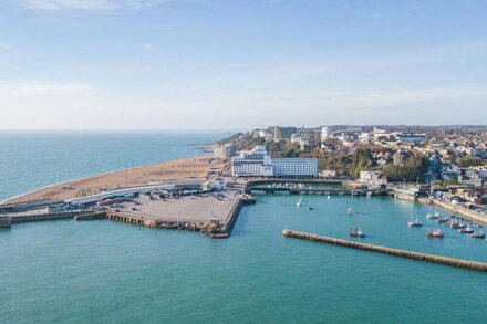 Stylish top floor apartment in Folkestone, beautifully decorated and perfect for couples