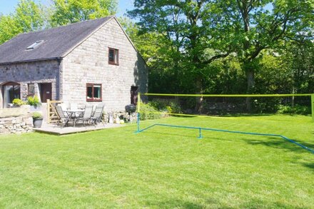 Pet friendly, large enclosed garden close to the Peak District