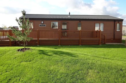 Executive Lodge with Hot Tub, 3 Bedrooms, 2 bathrooms at Tattershall Lakes