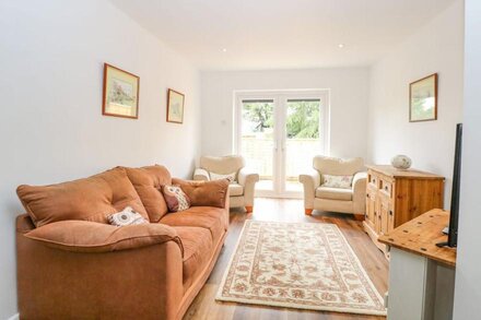 WALNUT SHADE, pet friendly, with a garden in Old Buckenham