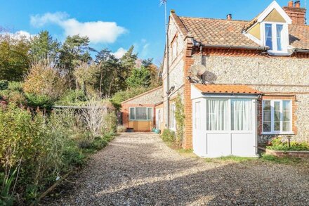 ROSE COTTAGE, pet friendly, character holiday cottage in Cromer