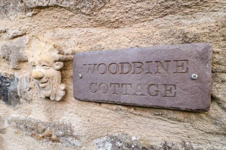 WOODBINE COTTAGE, family friendly, with hot tub in Winster