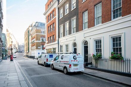 Traditional Covent Garden 2BR, 2 min to Charing Cross stn, by Blueground