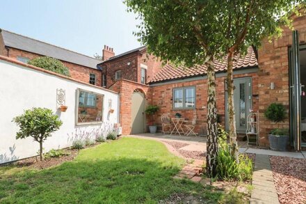 HIGHFIELD COTTAGE, pet friendly, country holiday cottage in Misterton