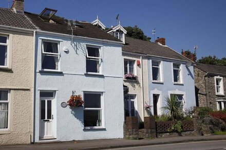 St Jude's - Two Bedroom House, Sleeps 4