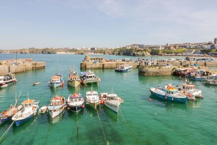 FISTRAL QUAY, pet friendly, with hot tub in Newquay