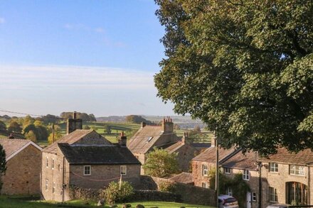 1A LOWER CROFT STREET, pet friendly, with open fire in Settle