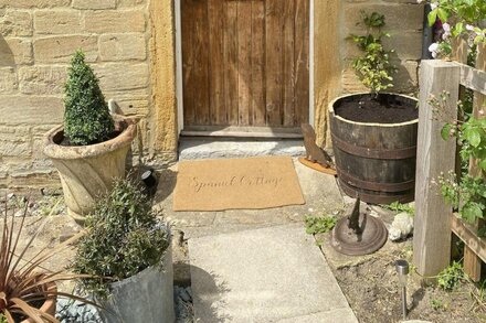 Spaniel Cottage with views to Ham Hill Country Park