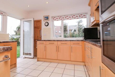 1 SPRINGFIELD ROAD, pet friendly, with a garden in Margate