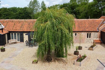 THE STABLES, family friendly in Willow Grange Barns, Stanfield