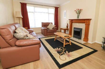 4 RANBY DRIVE, country holiday cottage, with a garden in Hornsea