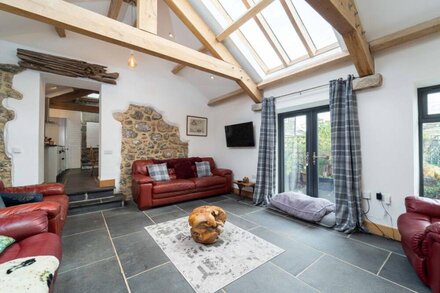 The Stables – Sleeps 6 – Garden – Dog Friendly – Hot Tub