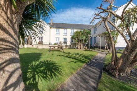 Barton House - Four Bedroom House, Sleeps 8