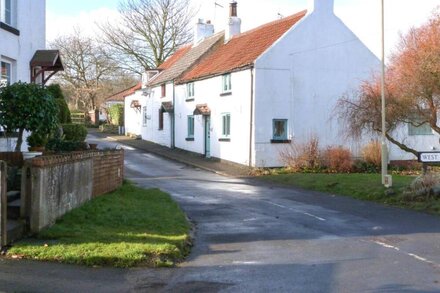 THE BRAMBLES, pet friendly, character holiday cottage in Filey