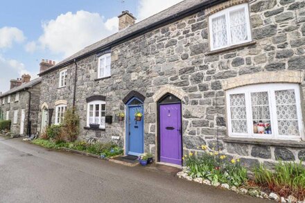 COED Y GLYN, pet friendly, character holiday cottage in Bala