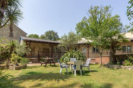 RIVERHOUSE LODGE, family friendly, with a garden in Upwey