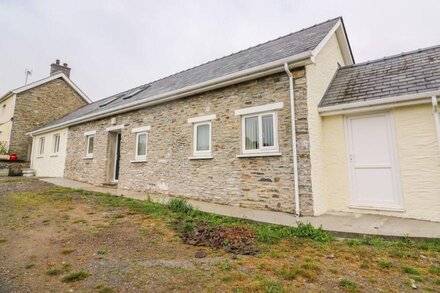 HEN BRYNBEDW, pet friendly, with a garden in Llanybydder