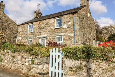 BWTHYN NAIN, pet friendly, character holiday cottage in Harlech