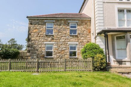 TIRIONFA, family friendly, country holiday cottage in Llangefni