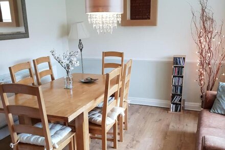 Cosy& stylish 2 bed home  near beach, pubs , railway station& golf course.