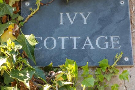 IVY COTTAGE, pet friendly, with open fire in Hartington