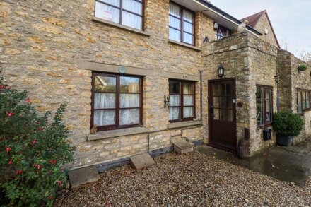 BRIDGE COTTAGE, pet friendly, with a garden in Burton Bradstock