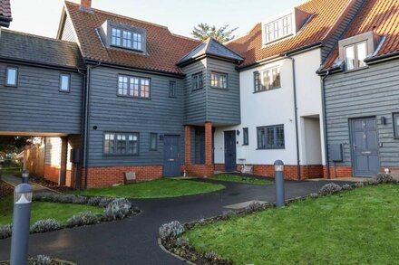 8 OAKS COURT, pet friendly, with a garden in Thorpeness