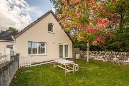 THE COTTAGE AT CORRINESS HOUSE, character holiday cottage in Poolewe