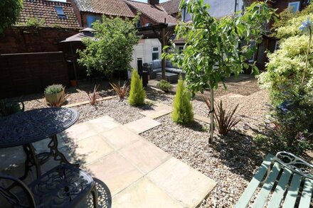 THE OLD SWEET SHOP, pet friendly, with open fire in Foulsham