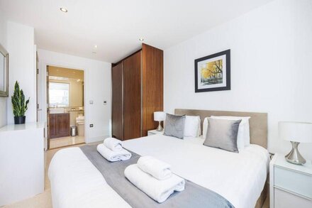 Luxury 3 Bed Apartment Canary Wharf Sleeps 6