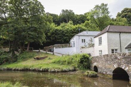 MILL GRANGE, pet friendly, with open fire in Dartmouth