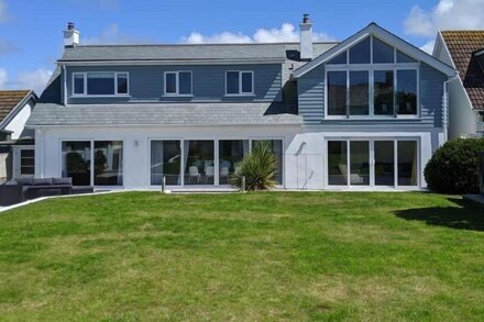 5 bed, 3 bath detached holiday home close to Constantine Bay beach with parking