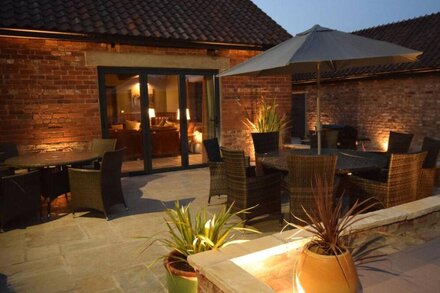 SYKES LODGE, pet friendly, luxury holiday cottage in Malton