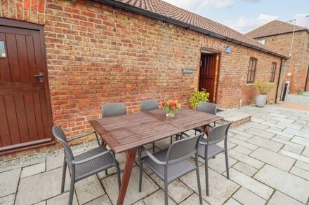 FURROWS COTTAGE, family friendly, with pool in Great Driffield