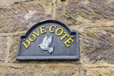 DOVECOTE COTTAGE, pet friendly in Fylingthorpe